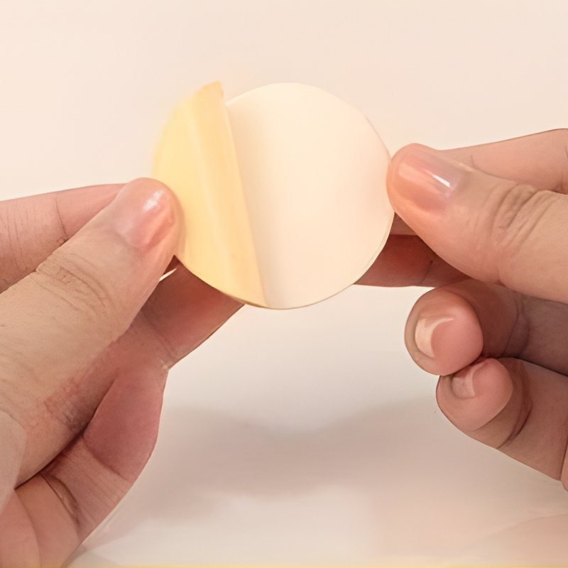 <p>Tépd le a papírt a ragasztó felületéről</p>