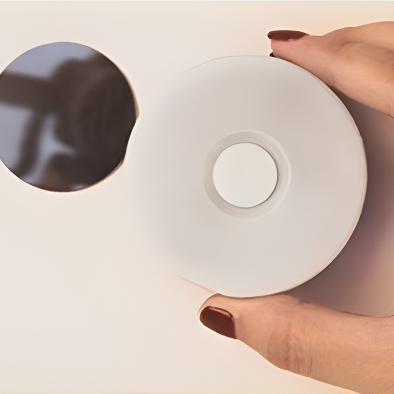 <p>Helyezd rá a mágnesre a lámpa hátulján lévő mágnest. </p>